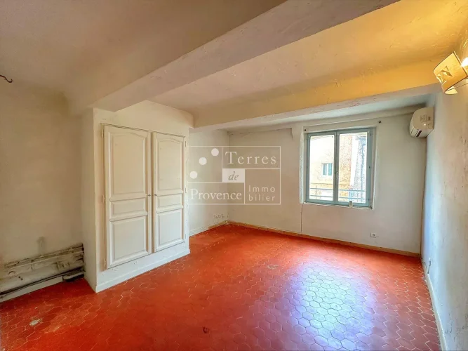 Aups – Village House with Garage and Rooftop Terrace – High Potential photo 4