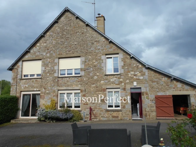 Highly Maintained 3 Bedroom Village House. Modern Kitchen Fitments in this Comfortable Home. Attached Private Garden, Pa…