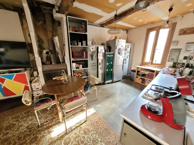 Charming Character House with 110 M2 of Living Space in the Heart of the Village. photo 3