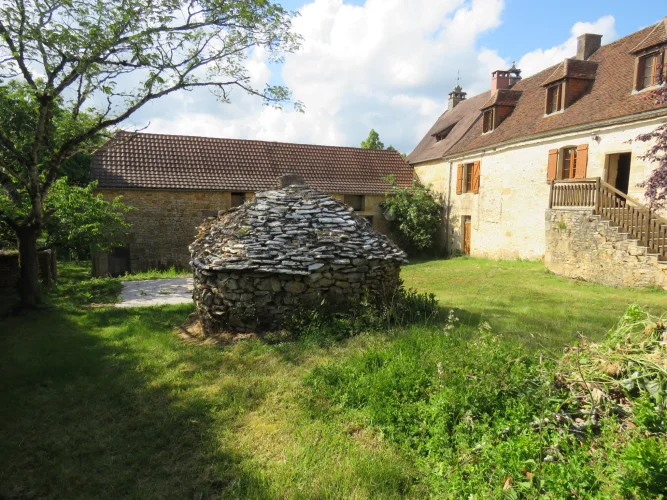 Old House (18th Century) (Made of Stone), in a Closed Courtyard photo 3