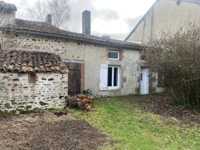 10 Min Bellac, Partially Renovated House, with Habitable Section photo 4