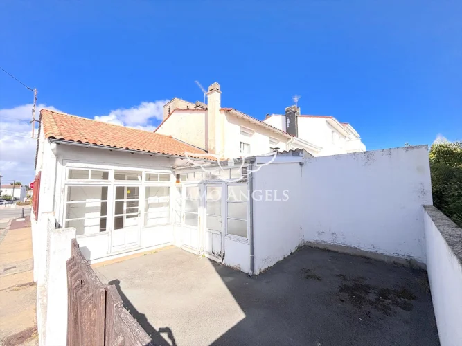 Single-Story House with Town Center and Beach Within Walking Distance photo 2