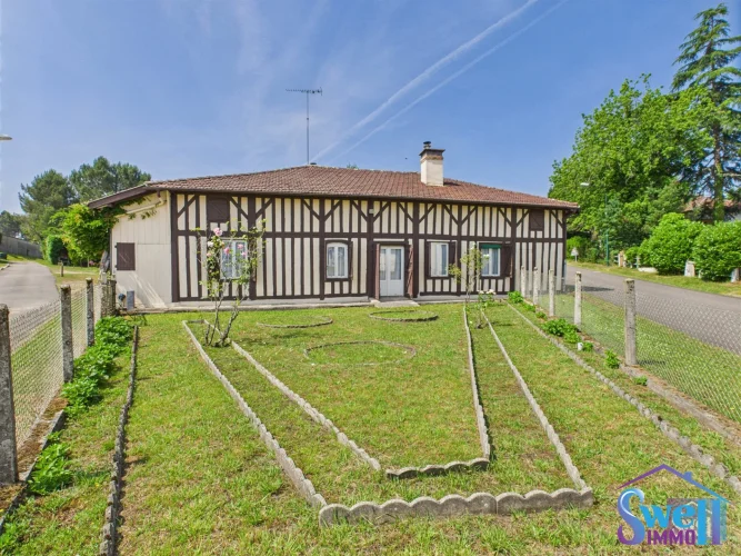Authentic Character House of 155m² with 2 Barns and a Plot