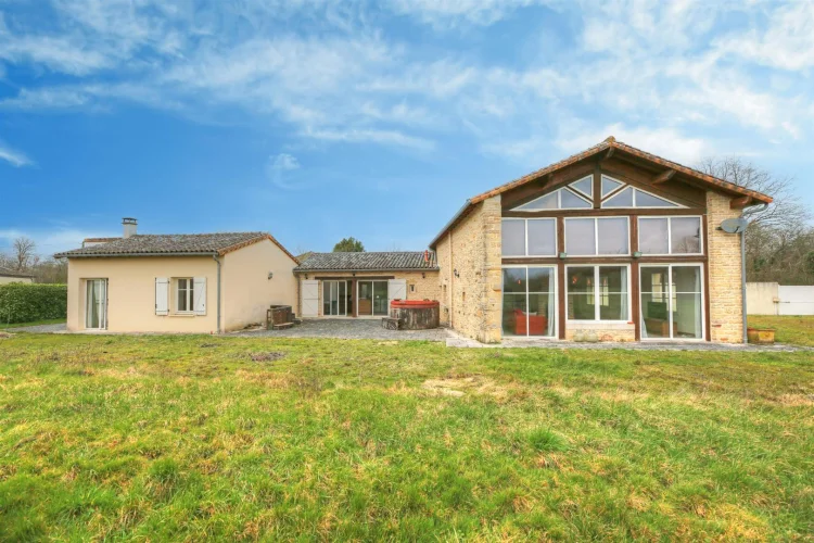 Spacious and Light Filled Barn Conversion with Guest Cottage and 2 Acres of Gardens. photo 2