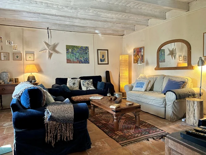 Charming Property with Spacious Open Plan Living Area photo 5