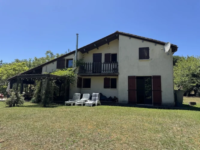 Pretty house with nice garden and above ground pool