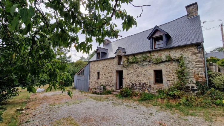 Côtes D'armor Charming 2-Bedroom House with a Garage, Garden in a Peaceful Setting Close to Nature.