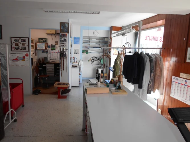 Commercial Shop with Upstairs Accommodation Potential, to Renovate, in Pré-En-Pail-Saint-Samson photo 2
