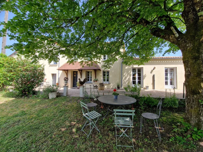 Charming 4/5 Bedroom Village House with Lovely Garden photo 2