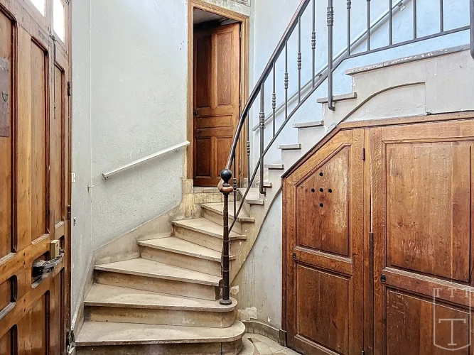 Exclusive 3-Room with Renovation Potential photo 2