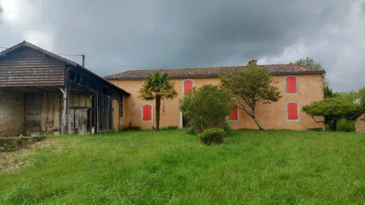 Characterful Dwelling with Panoramic View of the Pyrenees + Adaptable Outbuilding photo 2