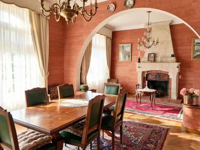 Building / Townhouse with Workshops, Garages, Offices and Large Apartment with Terrace – Near the Ce photo 5