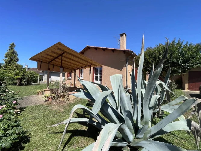 Detached House with Garden and Garage photo 2