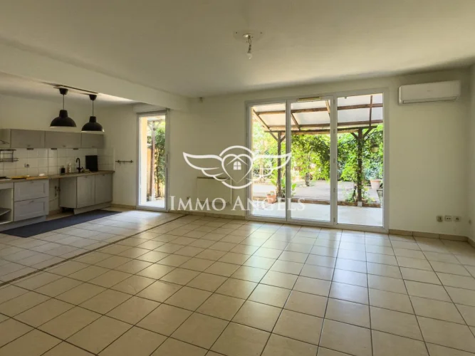 Semi-Detached House with Garden and Garage photo 2