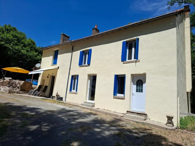 Beautifully Renovated 3 Bedroom House with Attached 1 Bedroom Cottage photo 2