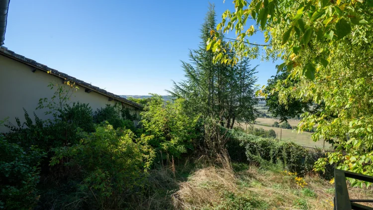 Village House of 138 m² to Renovate with its Garden of Approximately 350 m² photo 5