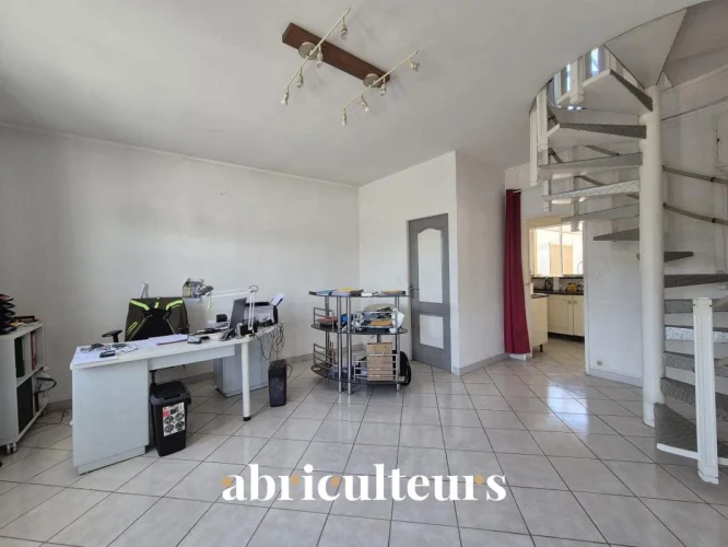 House - 150 m² - 5 Rooms - Courtyard - Garage - Cognac Saint-Martin photo 5