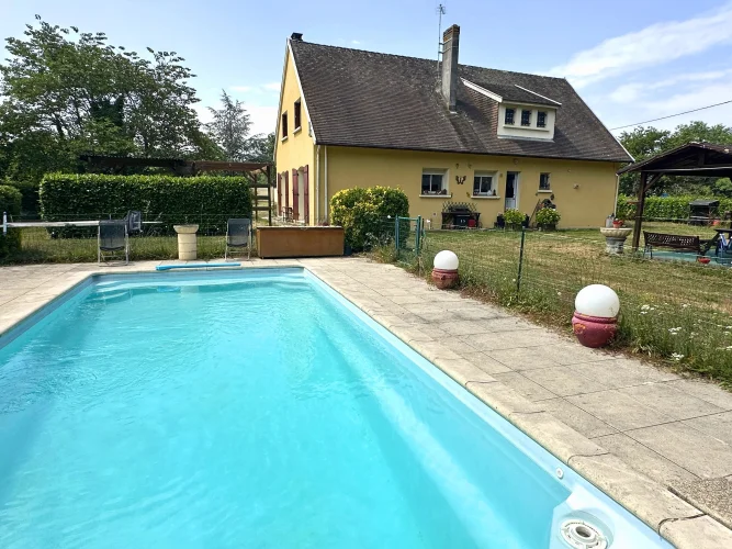 Charming 6-Bedroom Property with Park, Pool and River Access photo 2