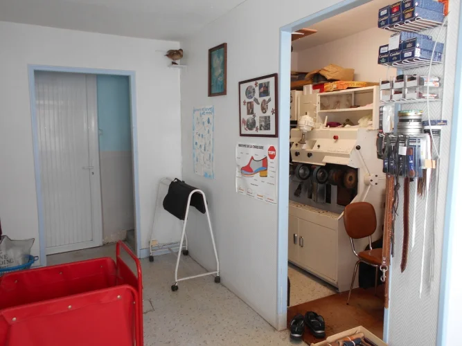Commercial Shop with Upstairs Accommodation Potential, to Renovate, in Pré-En-Pail-Saint-Samson photo 3
