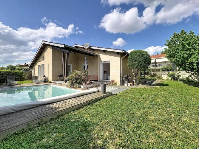 Single-Story Contemporary House with Pool in Auch, in a Quiet Residential Area photo 4