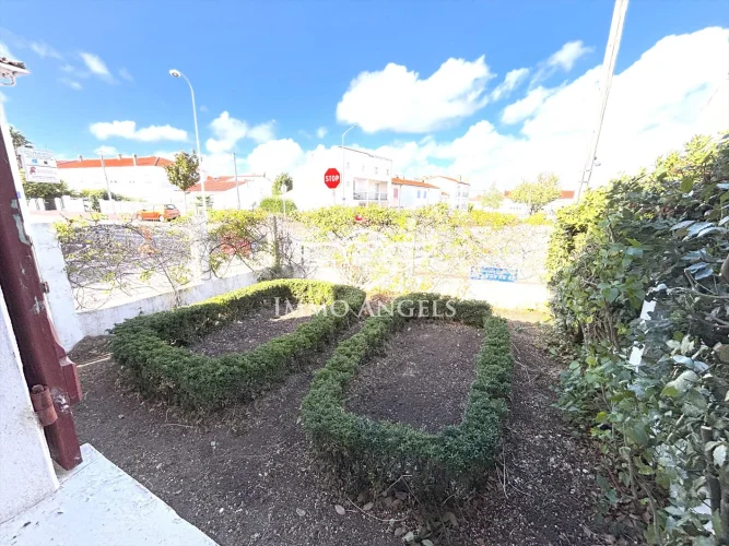 Single-Story House with Town Center and Beach Within Walking Distance photo 4