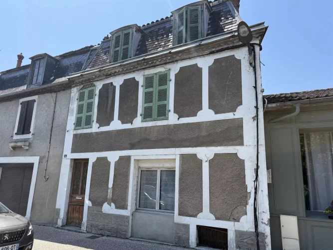 House to Renovate, with Garden, in the Town Centre of Sauveterre De Béarn