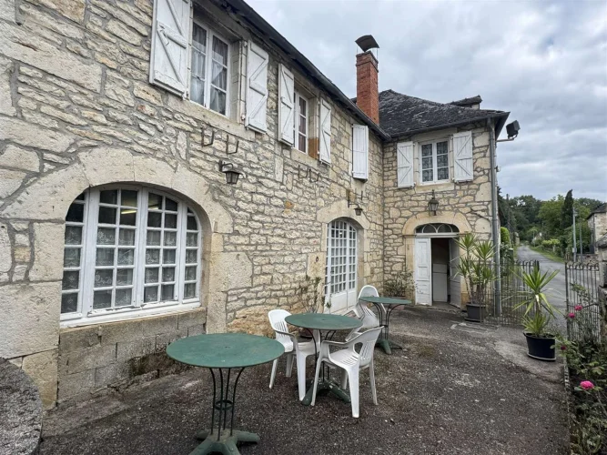 Spacious Village House (about 200 m² Living Space), Stone, to Renovate, with Garden