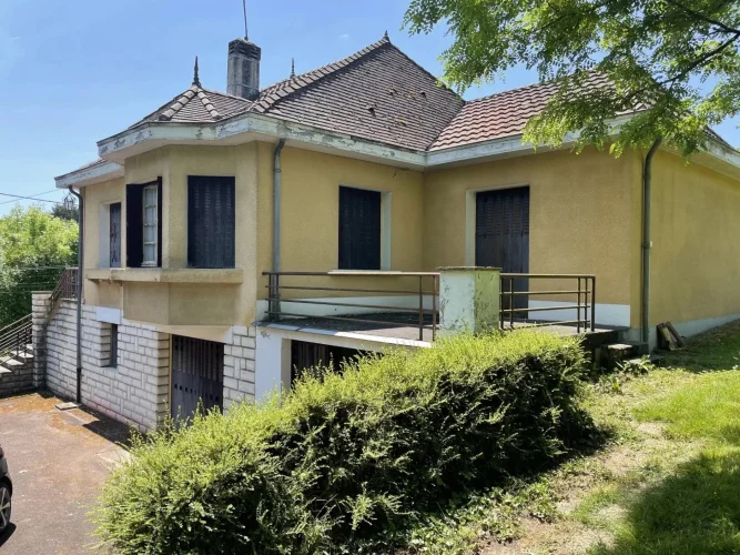 Large House Within Walking Distance of all Facilities and Schools