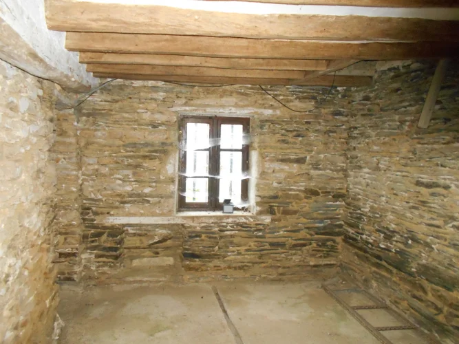 Excellent Value - Exclusive - Very Pretty Stone Cottage to Finish Renovating with Attached Level Garden. Compliant Foss… photo 4
