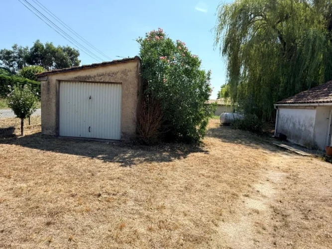 St Savin Single-Storey House 400m from Shops photo 4