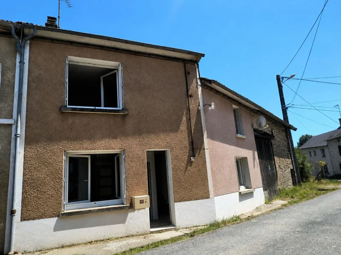 Haute-Vienne - Charming 3-Bed Village Home with Barn, Outbuilding Et Development Potential
