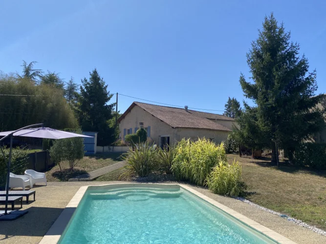 Charming 3 Bedroom Property with Heated Pool – Near Aubeterre-Sur-Dronne