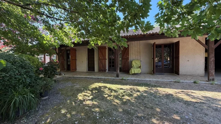 Family Home with 4 Bedrooms on 120 m², Garage and 4,400 m² of Land - a Must-See in a Calm, Green, South-Facing Setting