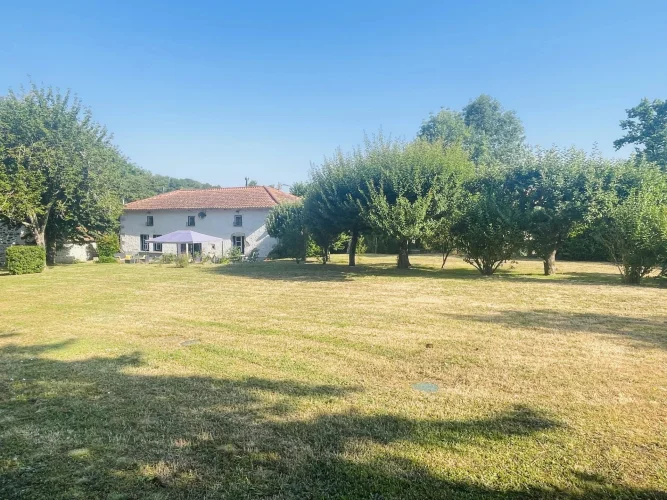 A True Gem for Lovers of Character Homes and Country Living!
