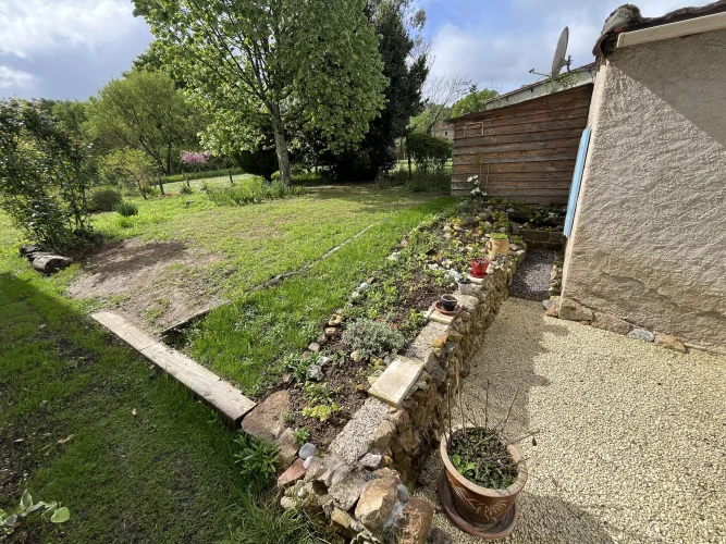 A Quirky Hamlet Property Close to Shops and Amenities photo 2