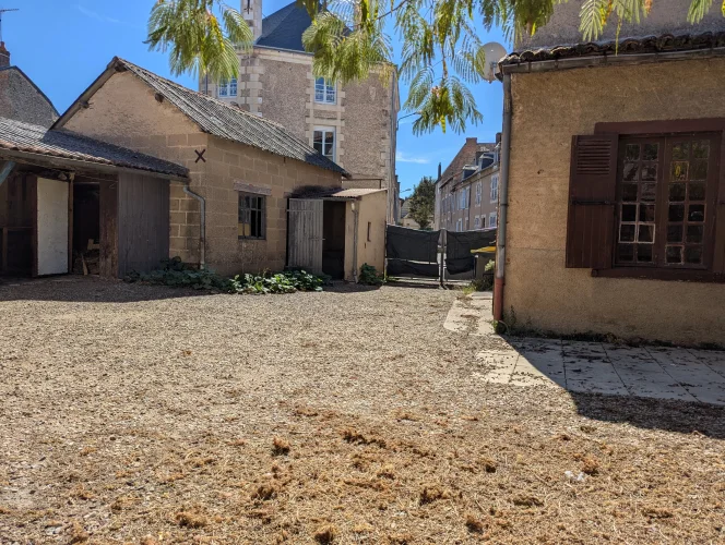 Large 4 Bedroom Townhouse in Prime Location in Montmorillon photo 2