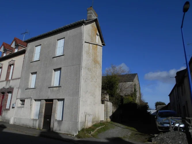 Town House Requiring Complete Renovation photo 2