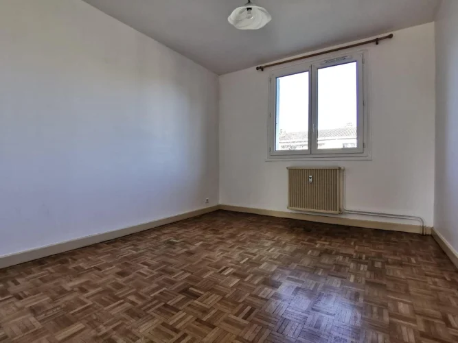 Charming Top-Floor 3-Room Apartment with Bright Living Space and Unobstructed View in Aubenas photo 3