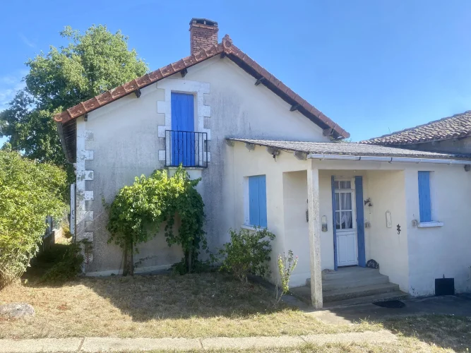 Charming Detached Village Property with Large Barn and 2,744 m² of Land photo 2