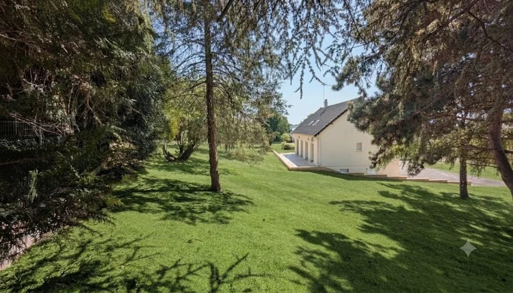 La Ferté-Bernard Area, Family House with Outbuilding and Land