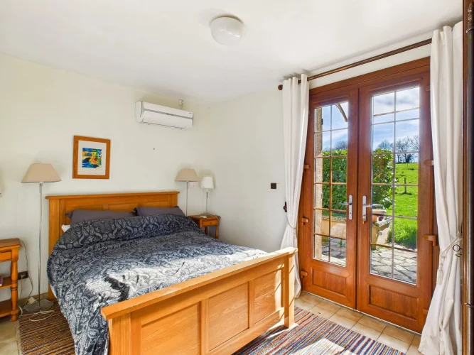 Single-Storey House with Lake, Paddock, and Woods photo 5