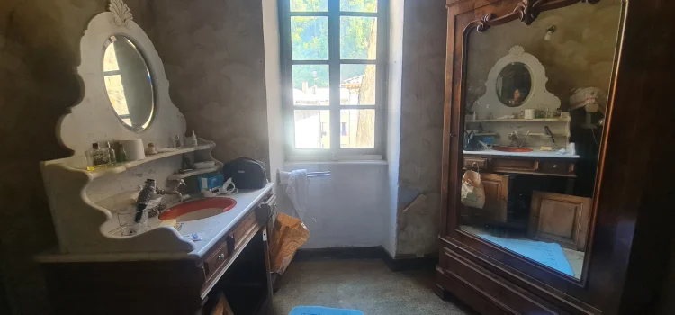 Townhouse - in Need of Complete Renovation - Mains Drainage - 4 photo 5