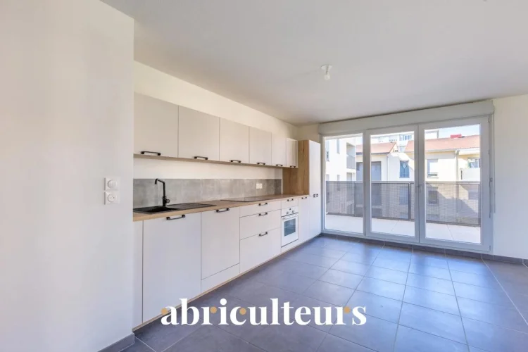 4-Room Apartment of 85 m² with Balcony and Parking – Vénissieux, Rue Paul Bert photo 3