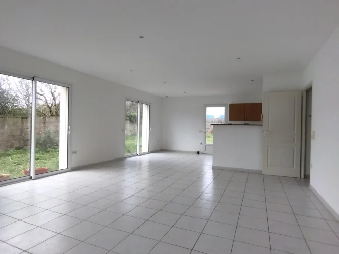 Pmr House with 2 Bedrooms, 104 m² in the Centre of Dompierre photo 3