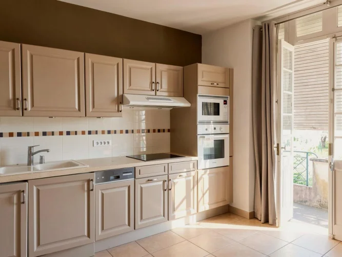 Building / Townhouse with Workshops, Garages, Offices and Large Apartment with Terrace – Near the Ce photo 4