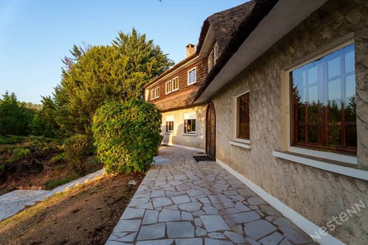 Norman-Style House to Renovate with Large Grounds in Châtenoy-En-Bresse – Exceptional Potential! photo 2