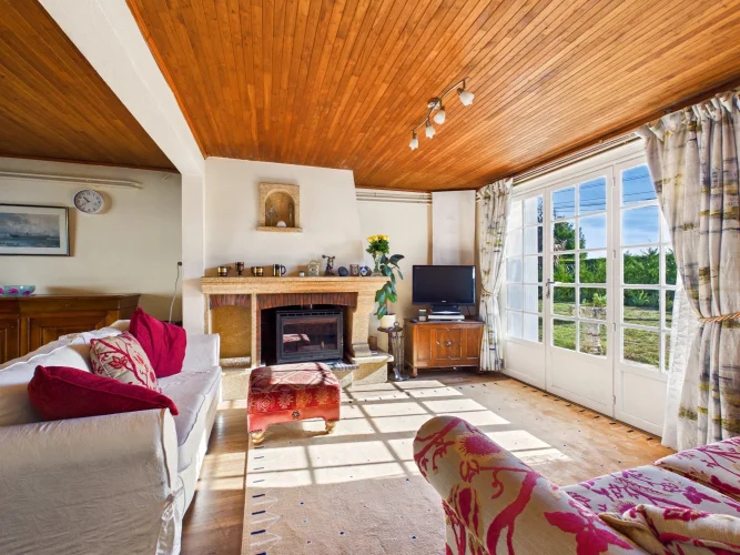 Lovely House with Large Barn and Mature Garden photo 3