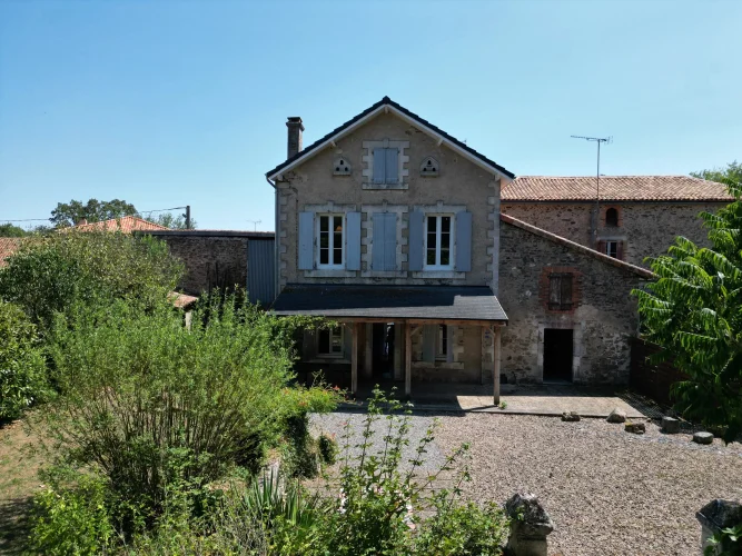 Substantial 5 Bedroom House, Feature Kitchen, Large Gardens