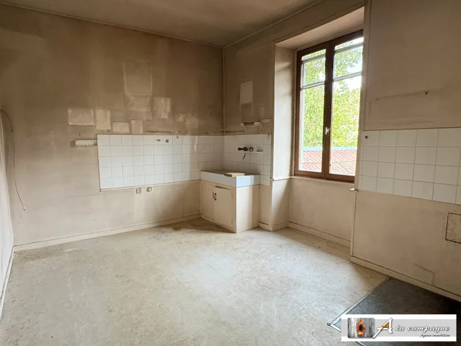 Mid-Terraced Village House with Strong Potential, a Garage, and an Enclosed Garden. photo 5