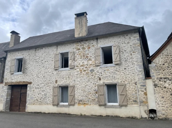 Proximite Oloron - Large Stone Country House with Courtyard, Garden and Garage in the Character of the Old